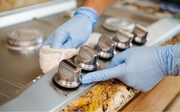 پاک کردن چربی کابینت و اجاق گاز با آمونیاک: راهنمای جامع و عملیاتی